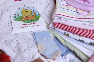 Как выбрать одежду для ребенка в подарок?